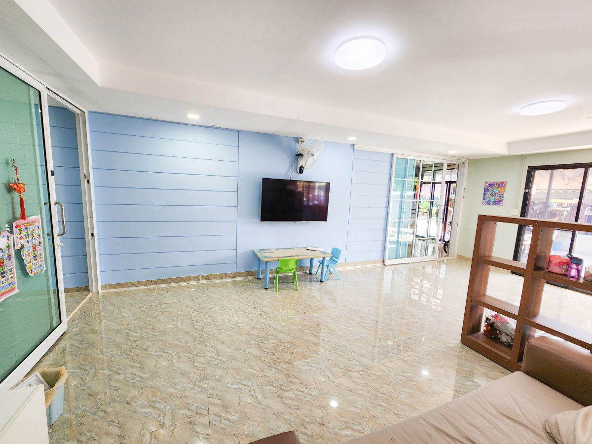 picture Fully furnished corner townhouse, ready to move in, located in Thanarin Village, Phra Samut Chedi, Samut Prakan. Spacious 41.6 sq.wah - 7/20