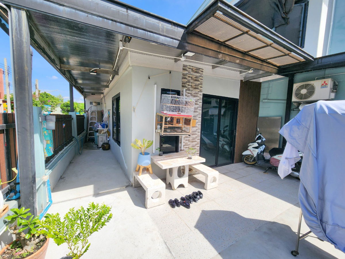 picture Fully furnished corner townhouse, ready to move in, located in Thanarin Village, Phra Samut Chedi, Samut Prakan. Spacious 41.6 sq.wah - 17/20