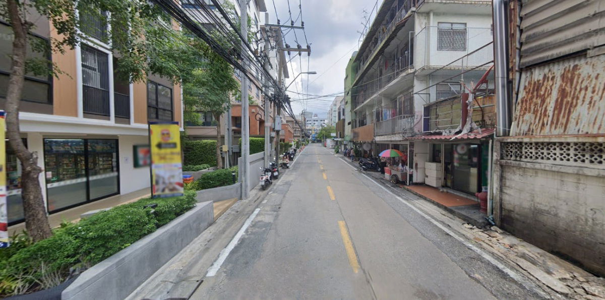 รูป ขายที่ดินพร้อมสิ่งปลูกสร้าง ซอย ศรีบำเพ็ญ – เย็นอากาศ ! - รูปที่ 2/4