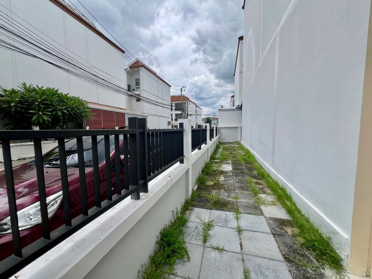 รูป 🏡 ขายด่วน! ทาวน์โฮม 3 ชั้น บ้านกลางเมือง S-Sense ศรีนครินทร์ | รีโนเวทใหม่ทั้งหลัง  บนทำเลศักยภาพ ใกล้รถไฟฟ้า - รูปที่ 24/26