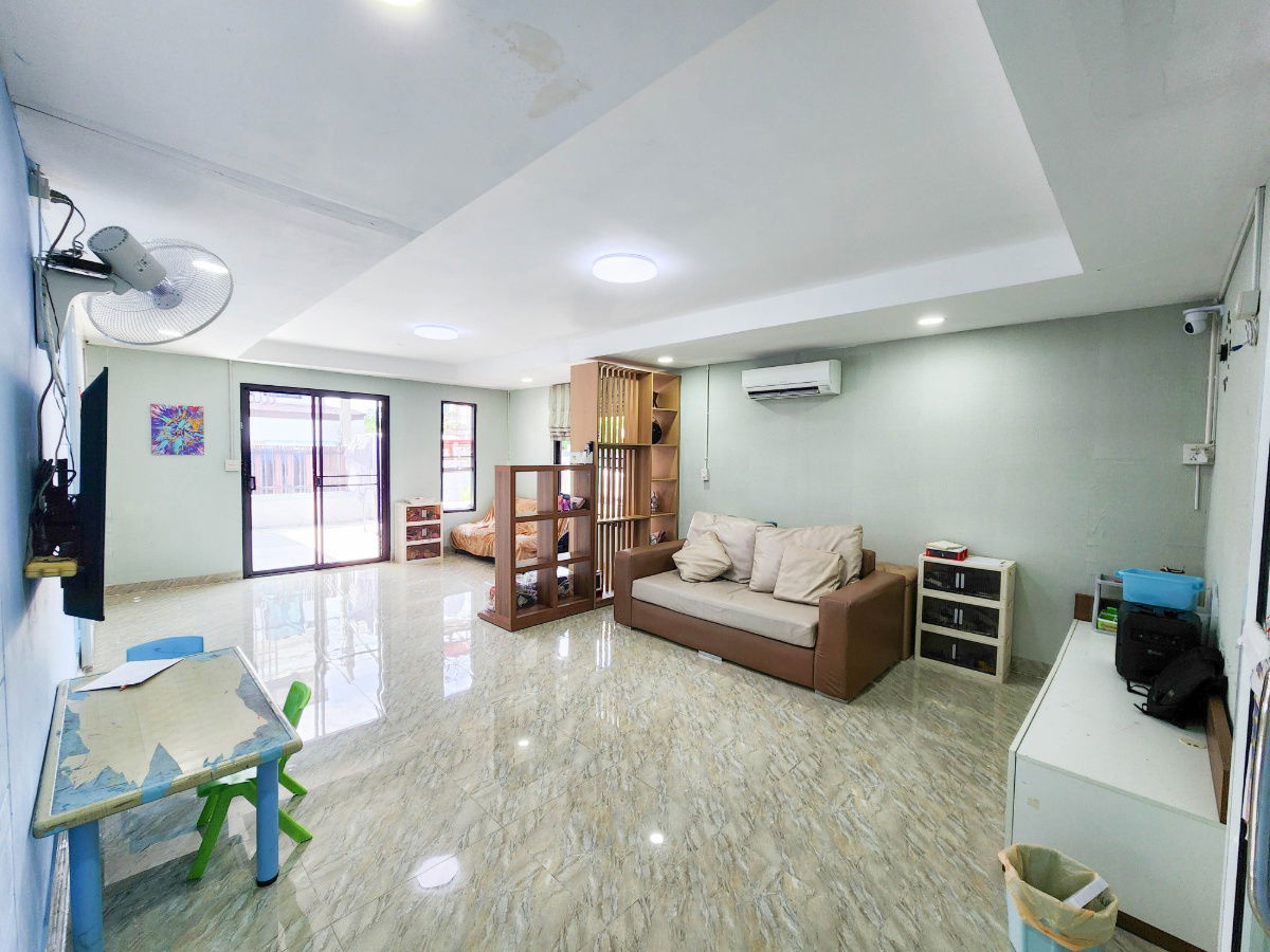 picture Fully furnished corner townhouse, ready to move in, located in Thanarin Village, Phra Samut Chedi, Samut Prakan. Spacious 41.6 sq.wah - 4/20
