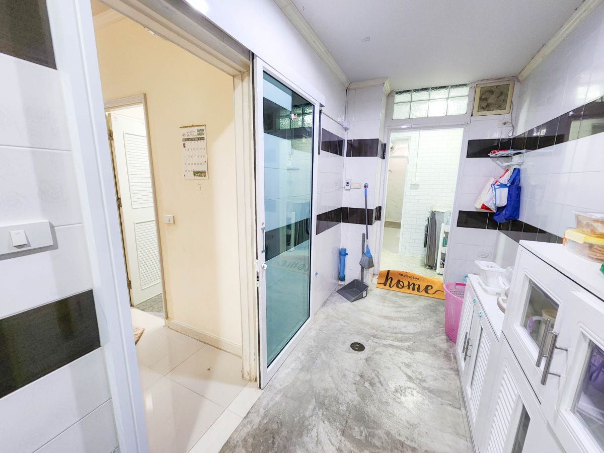 picture Fully furnished corner townhouse, ready to move in, located in Thanarin Village, Phra Samut Chedi, Samut Prakan. Spacious 41.6 sq.wah - 9/20