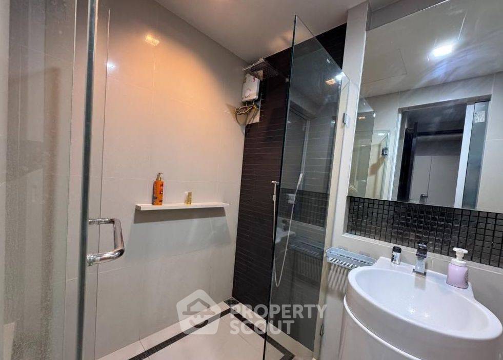 รูป คอนโด 1-ห้องนอน ที่ ริธึ่ม สาทร ใกล้ BTS สะพานตากสิน (ID 2053106) - รูปที่ 1/10