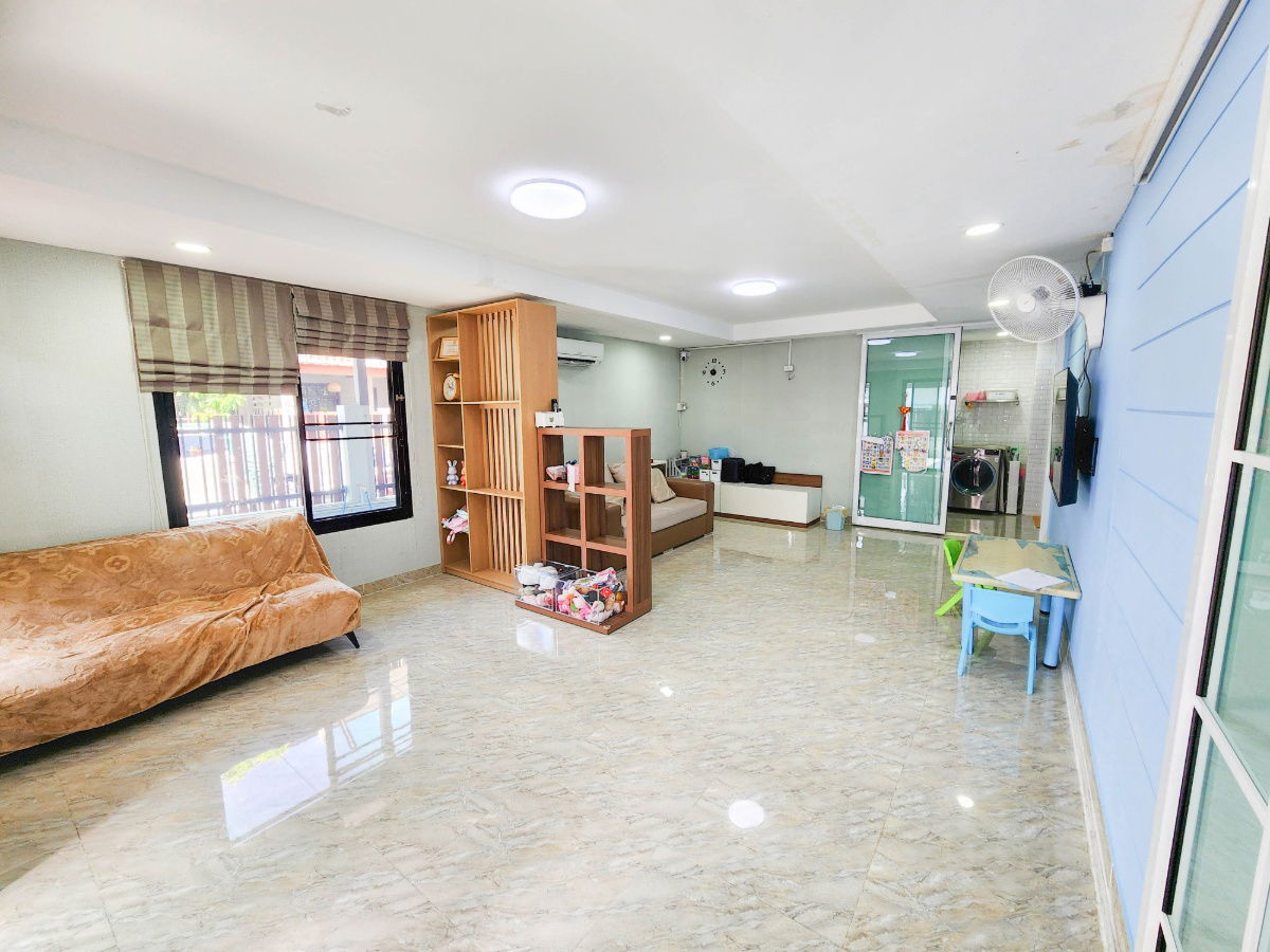 picture Fully furnished corner townhouse, ready to move in, located in Thanarin Village, Phra Samut Chedi, Samut Prakan. Spacious 41.6 sq.wah - 5/20