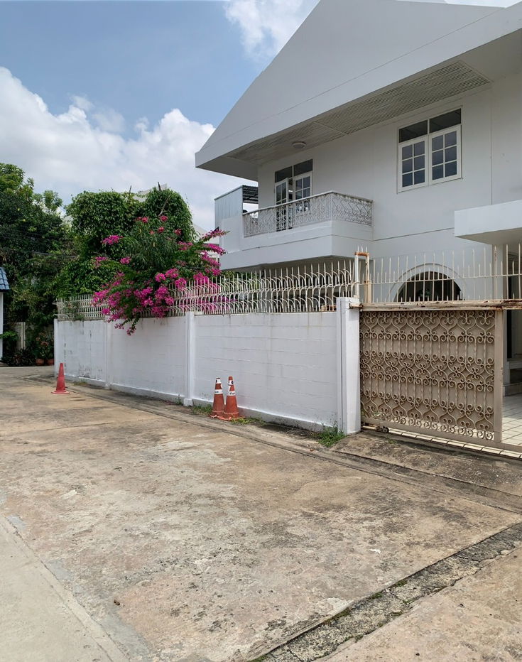 picture for Sale Rare Item House in the middle of Sathorn, in a prime location on Soi Yen Akat 1, near One Bangkok and the Bangkok CBD - 2/13