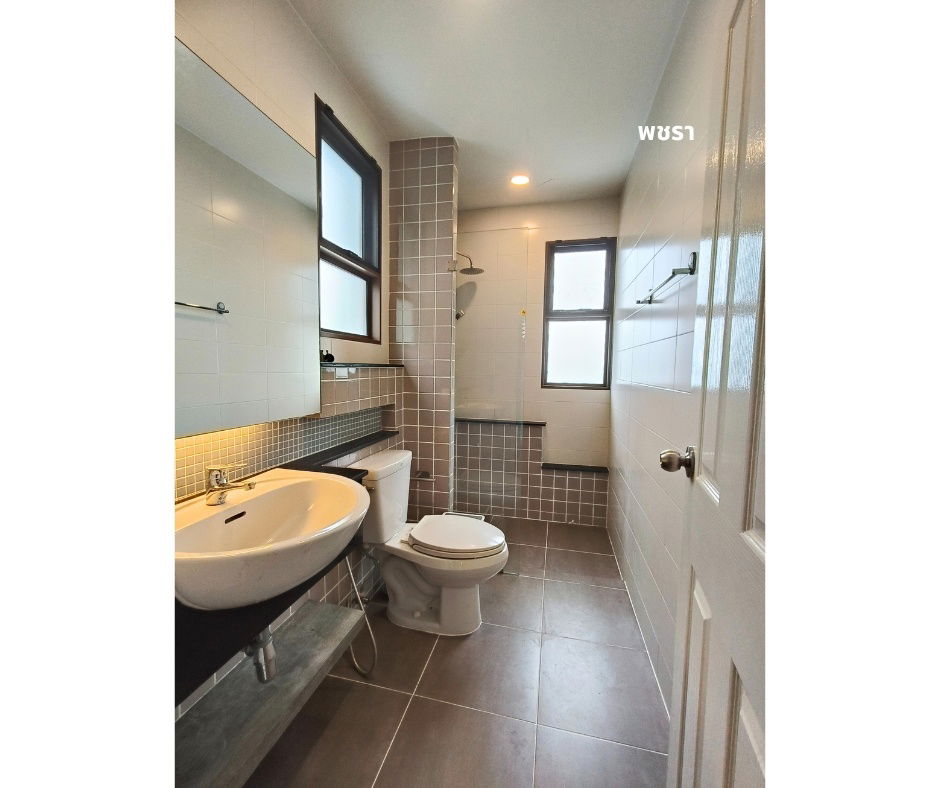 picture 3-storey modern Townhome for Sale in a primelocation - 8/8