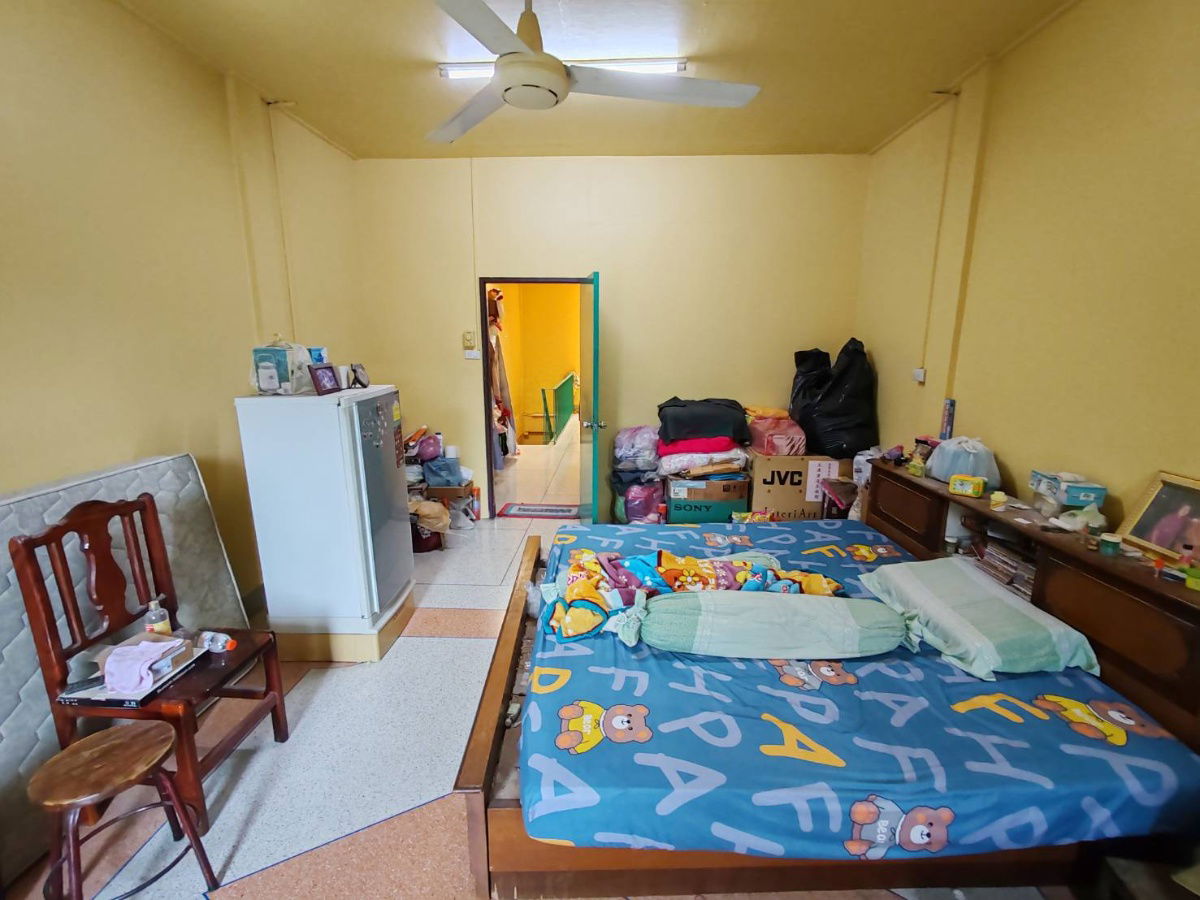 picture Spacious Land Great Condition No Leaks!!! 2-Storey Townhouse for Sale – Move-in Ready at Pracharat Sai 1, Soi 10 Land size: 25.7 sq.wah  - 4/7