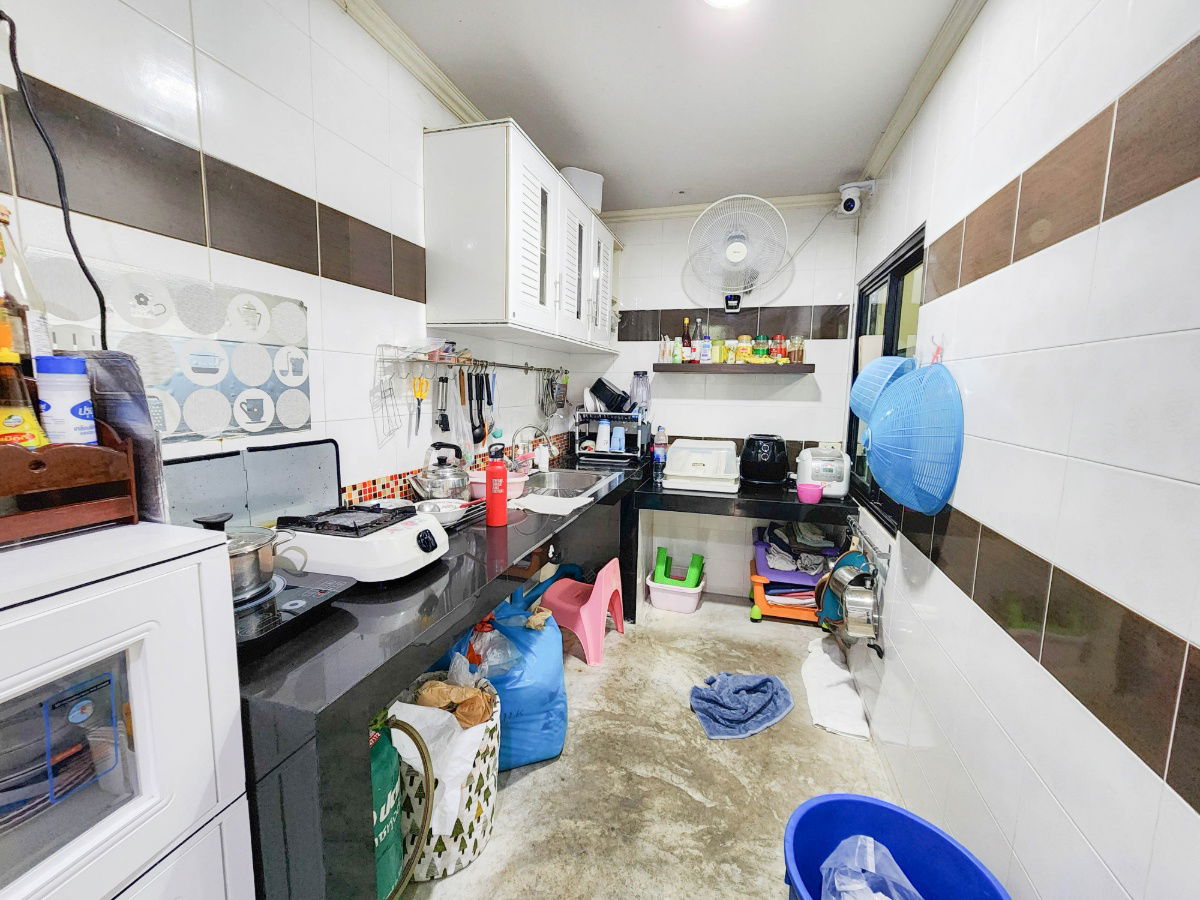 picture Fully furnished corner townhouse, ready to move in, located in Thanarin Village, Phra Samut Chedi, Samut Prakan. Spacious 41.6 sq.wah - 8/20