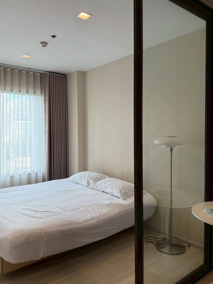รูป Life One Wireless: Fully furnished 35 sq m. 10th floor. , BTS เพลินจิต ห้องสวยแต่งครบ cozy style เฟอร์นิเจอร์เครื่องใช้ไฟฟ้าครบ - รูปที่ 1/5