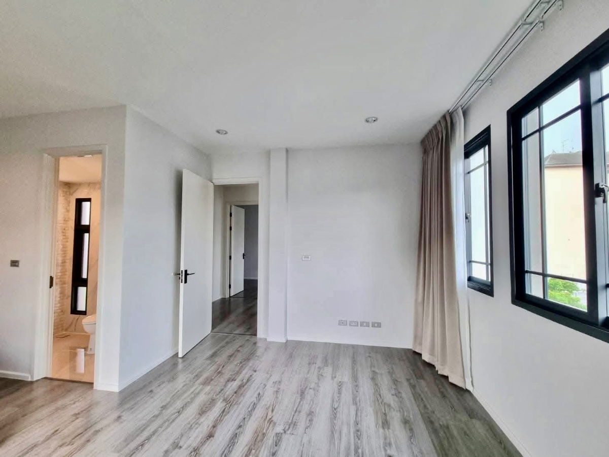 picture Luxury Corner Duplex Home for Sale | The Sonne Srinakarin – Bangna  a limited collection of only 56 luxury duplex homes.  - 7/16