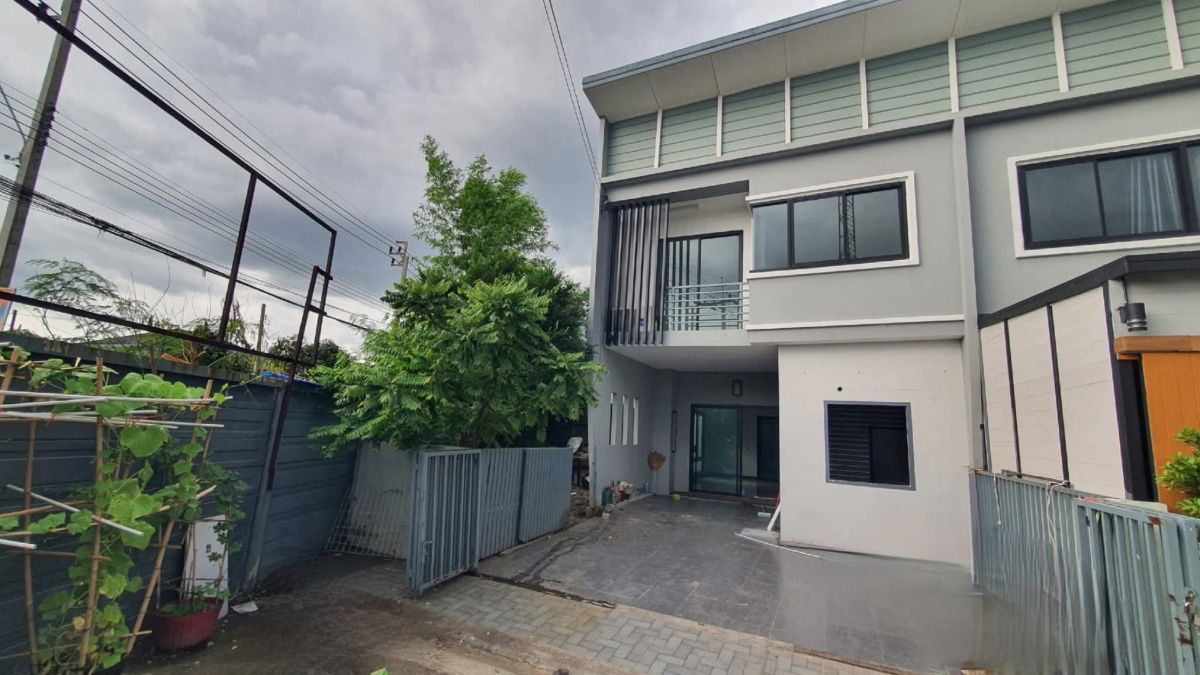 รูป ทาวน์โฮม 2 ชั้น หมู่บ้านลภาวัล23 50 ตร.วา | 3 ห้องนอน | 2 ห้องน้ำ • ห้องอเนกประสงค์ + โรงเก็บของ ❄ แอร์ 2 เครื่อง  💰 ค่าเช่าเพียง 15,000 บาท/เดือน - รูปที่ 1/9