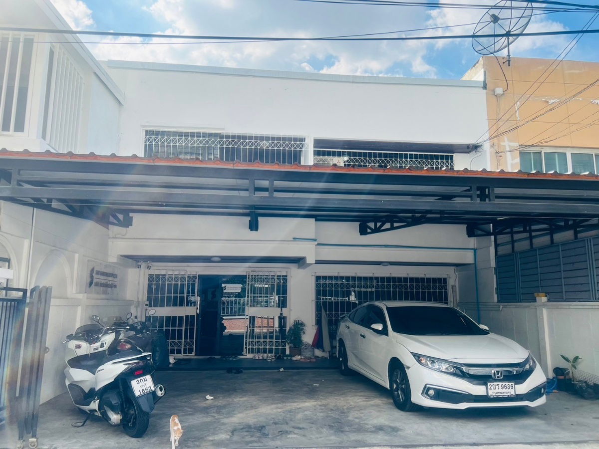 รูป ขายทาวน์โฮม 2 ชั้น 38 ตร.วา ซอยลาดพร้าว 26 แยก 1 ใกล้ MRT ลาดพร้าว เหมาะสำหรับบ้านและออฟฟิศ ทาวน์โฮมใจกลางเมืองเดินทางสะดวก  - รูปที่ 1/27
