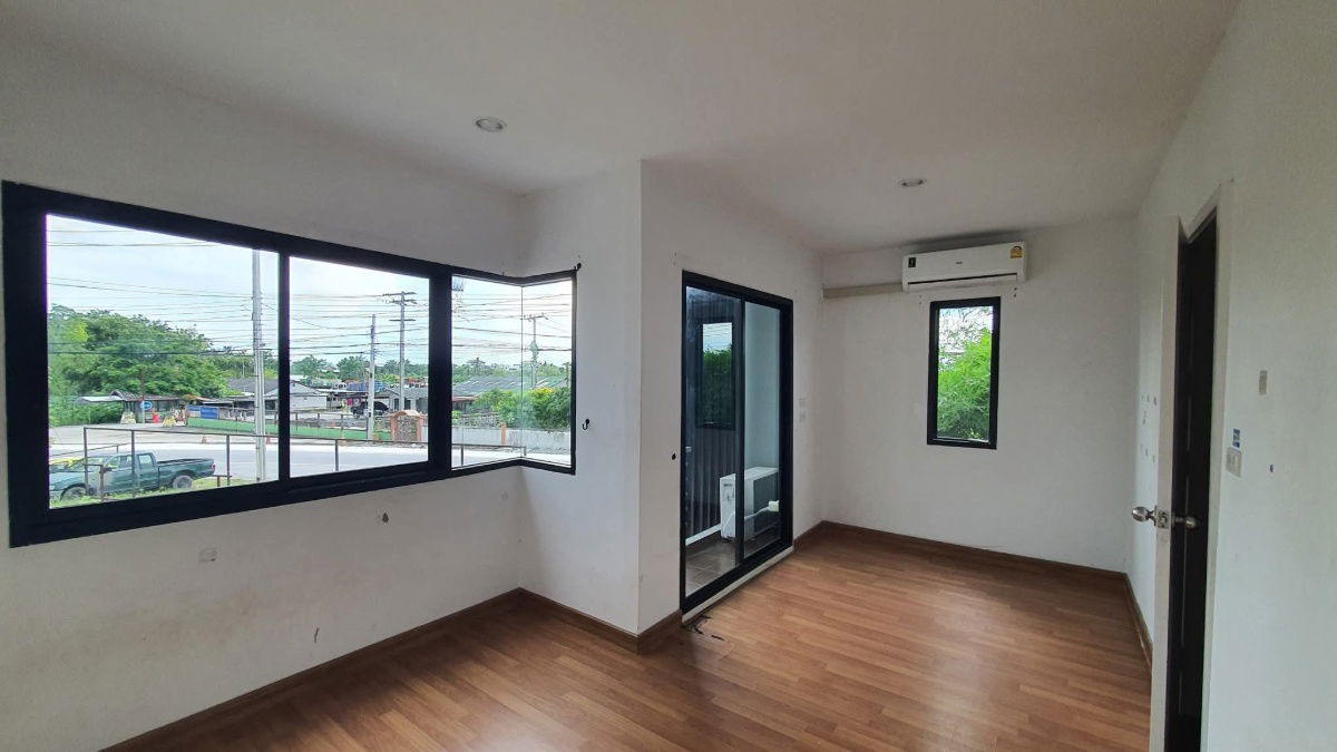 รูป ทาวน์โฮม 2 ชั้น หมู่บ้านลภาวัล23 50 ตร.วา | 3 ห้องนอน | 2 ห้องน้ำ • ห้องอเนกประสงค์ + โรงเก็บของ ❄ แอร์ 2 เครื่อง  💰 ค่าเช่าเพียง 15,000 บาท/เดือน - รูปที่ 4/9