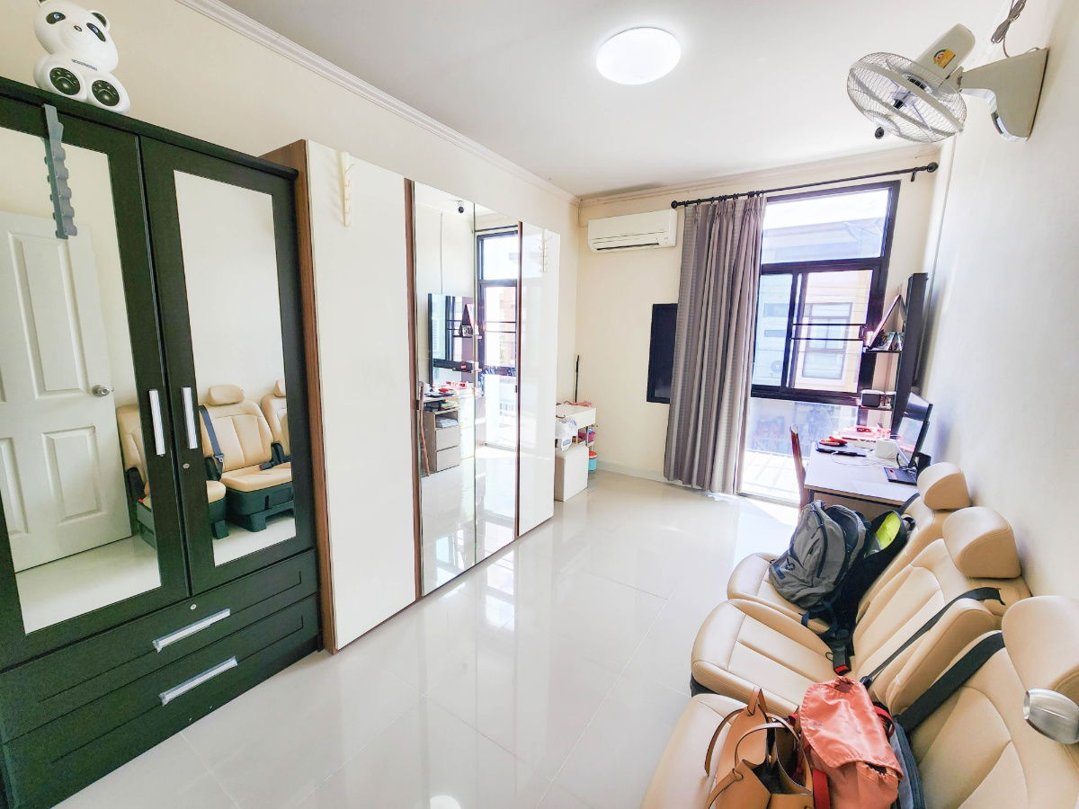 picture Fully furnished corner townhouse, ready to move in, located in Thanarin Village, Phra Samut Chedi, Samut Prakan. Spacious 41.6 sq.wah - 15/20