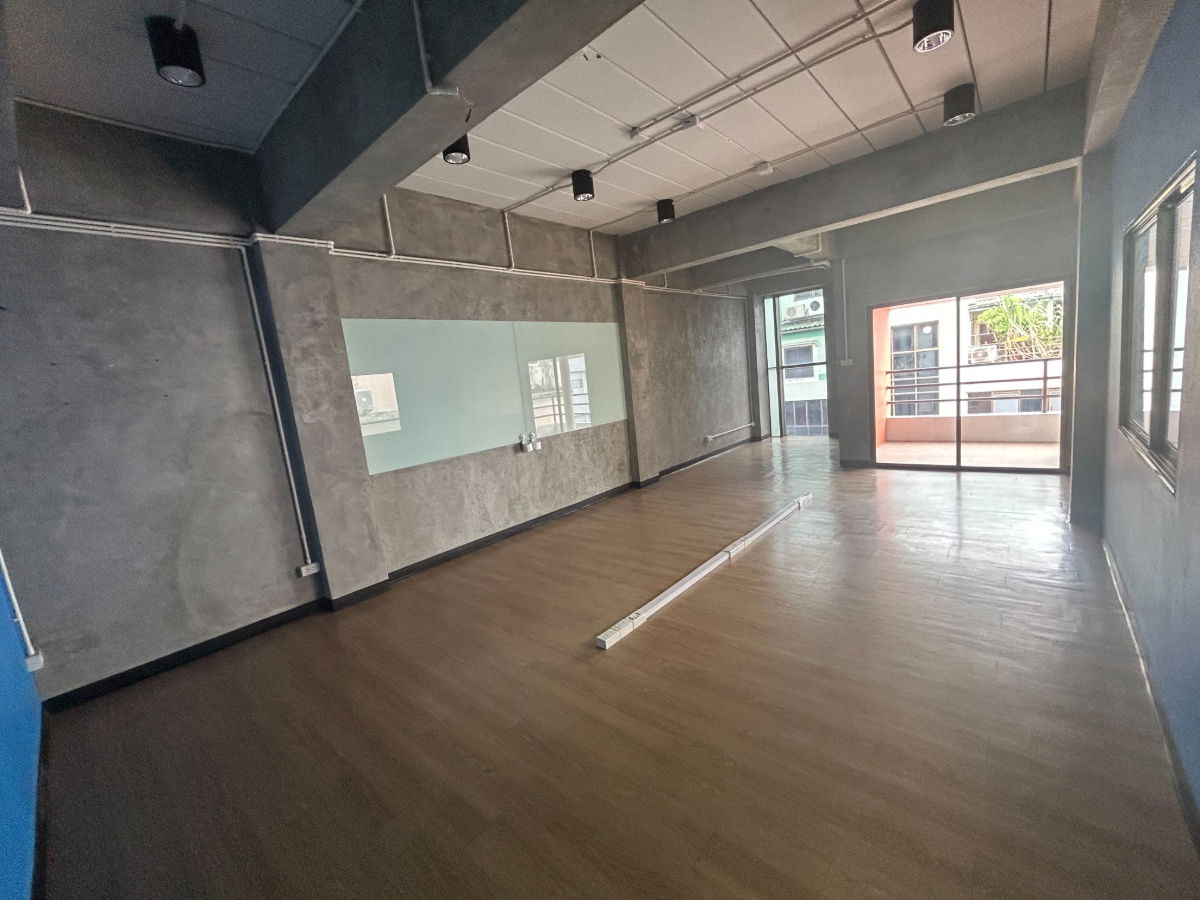 picture Prime Location Office for Rent on Liab Duan Road! 5-Story Building in Soi Nuanchan 31 (Only 10 m to Main Road), 32 sq.w, 4 Parking Spaces! - 5/13