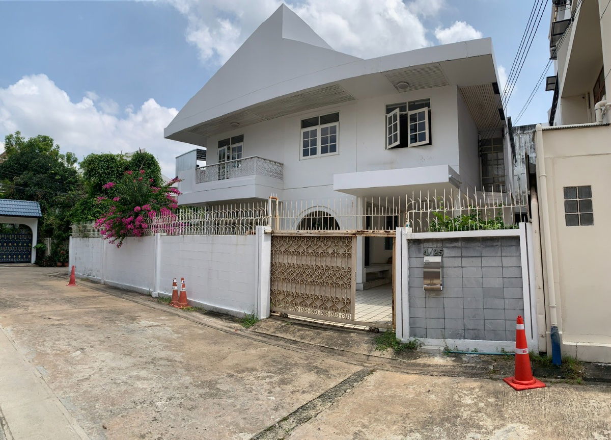 picture for Sale Rare Item House in the middle of Sathorn, in a prime location on Soi Yen Akat 1, near One Bangkok and the Bangkok CBD - 1/13