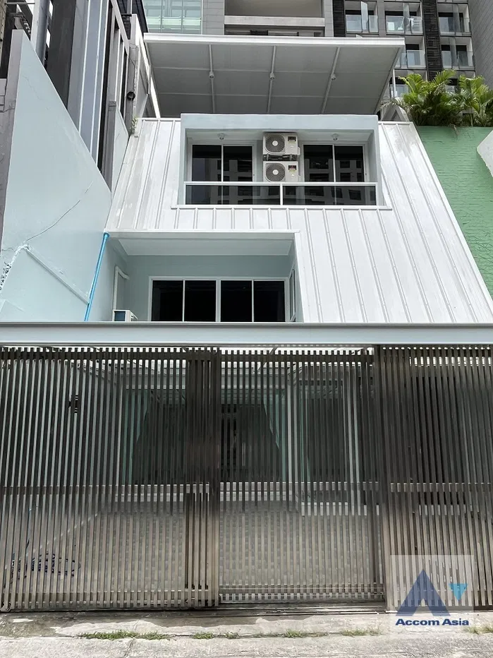 picture 🔼🔽 AccomA 📩 Home Office 4 BR Townhouse in Khlong Toei Nuea (AA37501) - 1/12