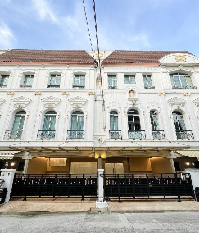 รูป  ♢ Luxury style ♢ ทาวน์เฮ้าส์ 3.5 ชั้น | ขนาดที่ดิน 106.20 ตร.ว. พื้นที่ใช้สอย 425.00 ตร.ม. | 5 ห้องนอน 6 ห้องน้ำ 6 ที่จอดรถ | ใกล้ Central Rama 3 - รูปที่ 19/20