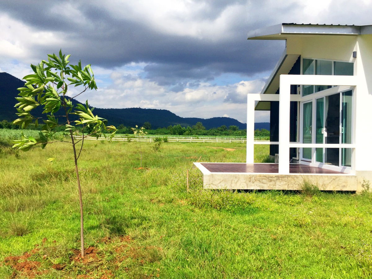 picture Land for Sale – 1 Rai in Pak Chong District, includes a vacation home - 2/9