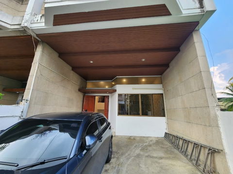 For rent: 3-story townhouse with mezzanine, Sukhumvit Soi 99, BTS Bang Chak. Interested? Line ID: @951qfbfi