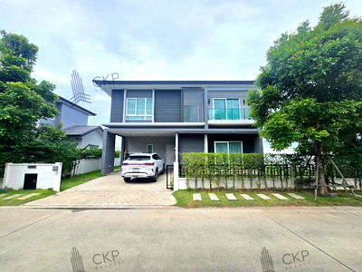 บ้านเดี่ยว พระสมุทรเจดีย์ สมุทรปราการ : บ้านเดี่ยว เซนโทร ประชาอุทิศ 90 บ้านเยื้องวงเวียน บริเวณกว้างขวางและมีพื้นที่สวนในรั้วบ้าน บรรยากาศร่มรื่น เดินทางสะดวก