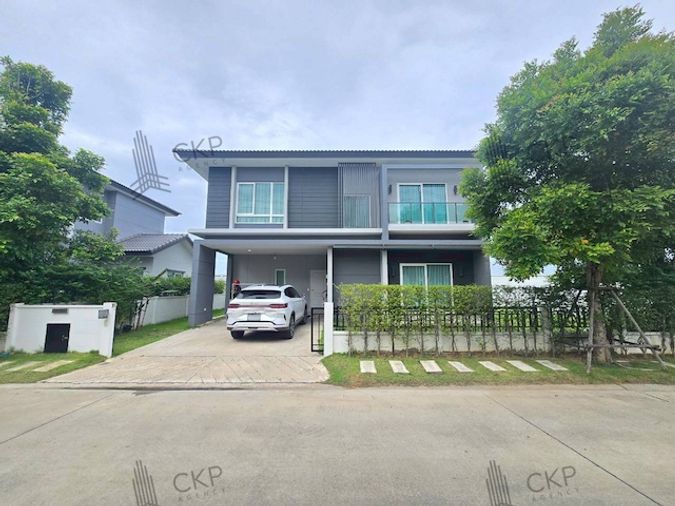 บ้านเดี่ยว เซนโทร ประชาอุทิศ 90 บ้านเยื้องวงเวียน บริเวณกว้างขวางและมีพื้นที่สวนในรั้วบ้าน บรรยากาศร่มรื่น เดินทางสะดวก