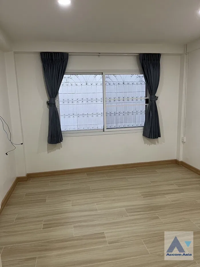 picture 🔼🔽 AccomA 📩 Home Office 4 BR Townhouse in Khlong Toei Nuea (AA37501) - 6/12