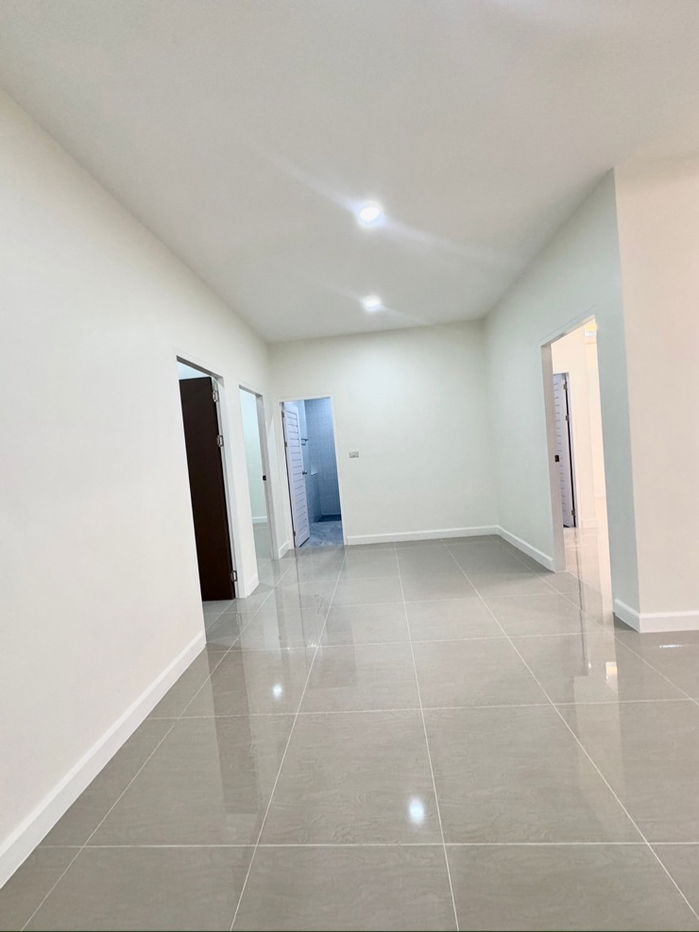 รูป บ้านใหม่ ทำเลเงียบสงบ เหมาะสำหรับคนชอบพักผ่อน  - รูปที่ 2/10