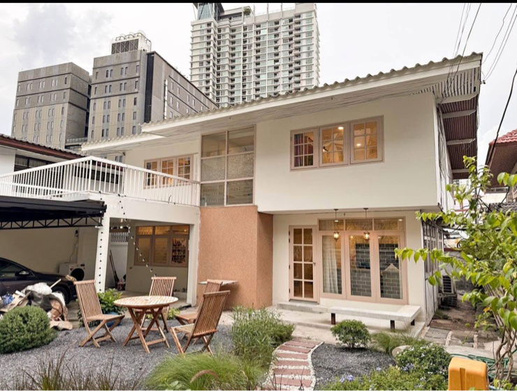 รูป 💥ให้เช่า 90,000 บาท  บ้านเช่าใกล้ ห้วยขวาง  เดินเพียง 4 นาที (200 เมตร)  ถึง MRT ห้วยขวาง - รูปที่ 1/10