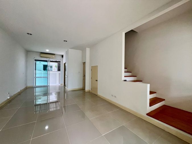 ขายทาวน์โฮม 3 ห้องนอน 167 ตร.ม. 30 ตร.ว. บ้านกลางเมือง เอสเซ้นส์ ศรีนครินทร์