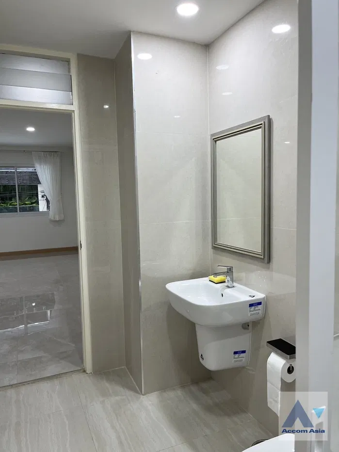 picture 🔼🔽 AccomA 📩 Home Office 4 BR Townhouse in Khlong Toei Nuea (AA37501) - 11/12