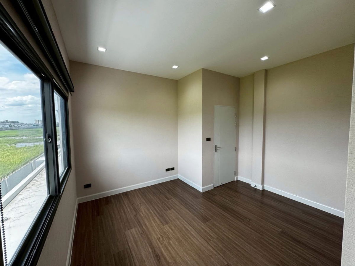 รูป ♦ Rare Unit ♦ บ้านเดี่ยว 2 ชั้น | ขนาดที่ดิน 75.00 ตร.ว. พื้นที่ใช้สอย 313.00 ตร.ม. | 5 ห้องนอน 5 ห้องน้ำ 3 ที่จอดรถ | ใกล้ APL สถานีลาดกระบัง - รูปที่ 7/9