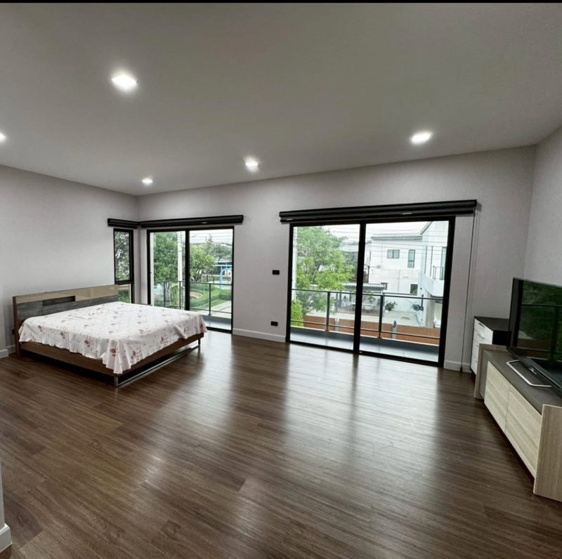 Houses for sale : ♦ Rare Unit ♦ 2-storey Detached house | Land size 75.00 sq.w. Usable area 313.00 sq.m. | 5 bedrooms 5 bathrooms 3 parking | Near APL Lat Krabang 