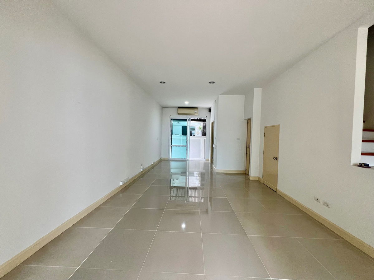 รูป ขายด่วน! ทาวน์โฮม 3 ชั้น (หลังมุม) โครงการบ้านกลางเมือง S-Sense ศรีนครินทร์  บ้านเปล่า พร้อมให้คุณตกแต่งตามสไตล์ที่ชอบ บนทำเลศักยภาพ  - รูปที่ 4/25