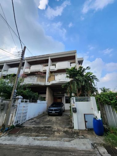 Town house // For Rent Soi Sukhumvit 99
