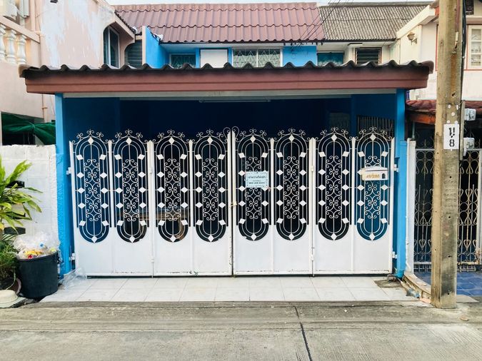 Town House For Rent // Soi Central Changwattana