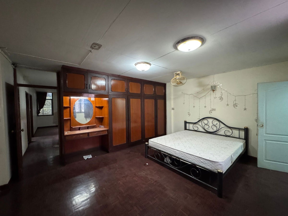 picture Best Price! 43.3 sq wah townhouse on Soi Petchkasem 3, near MRT Tha Phra. Large house and corner unit - 5/25