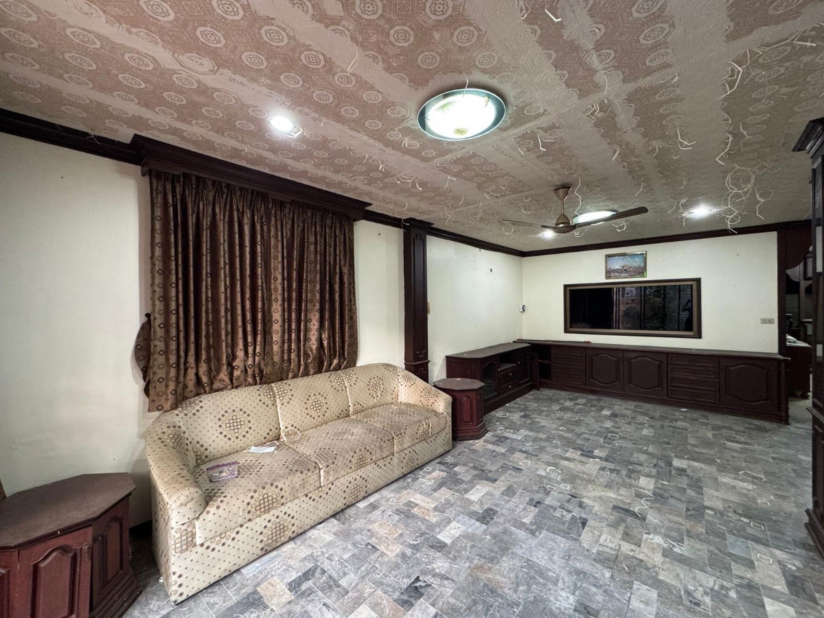 picture Best Price! 43.3 sq wah townhouse on Soi Petchkasem 3, near MRT Tha Phra. Large house and corner unit - 17/25