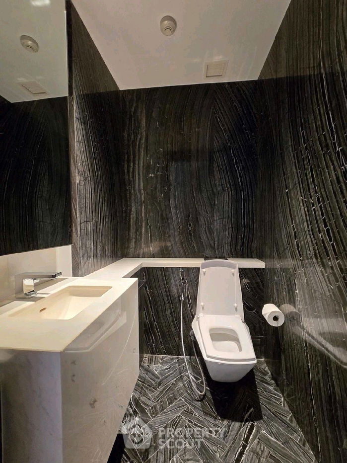 picture 2-BR Condo at Four Seasons Private Residences Bangkok near BTS Saphan Taksin (ID 2083310) - 38/45