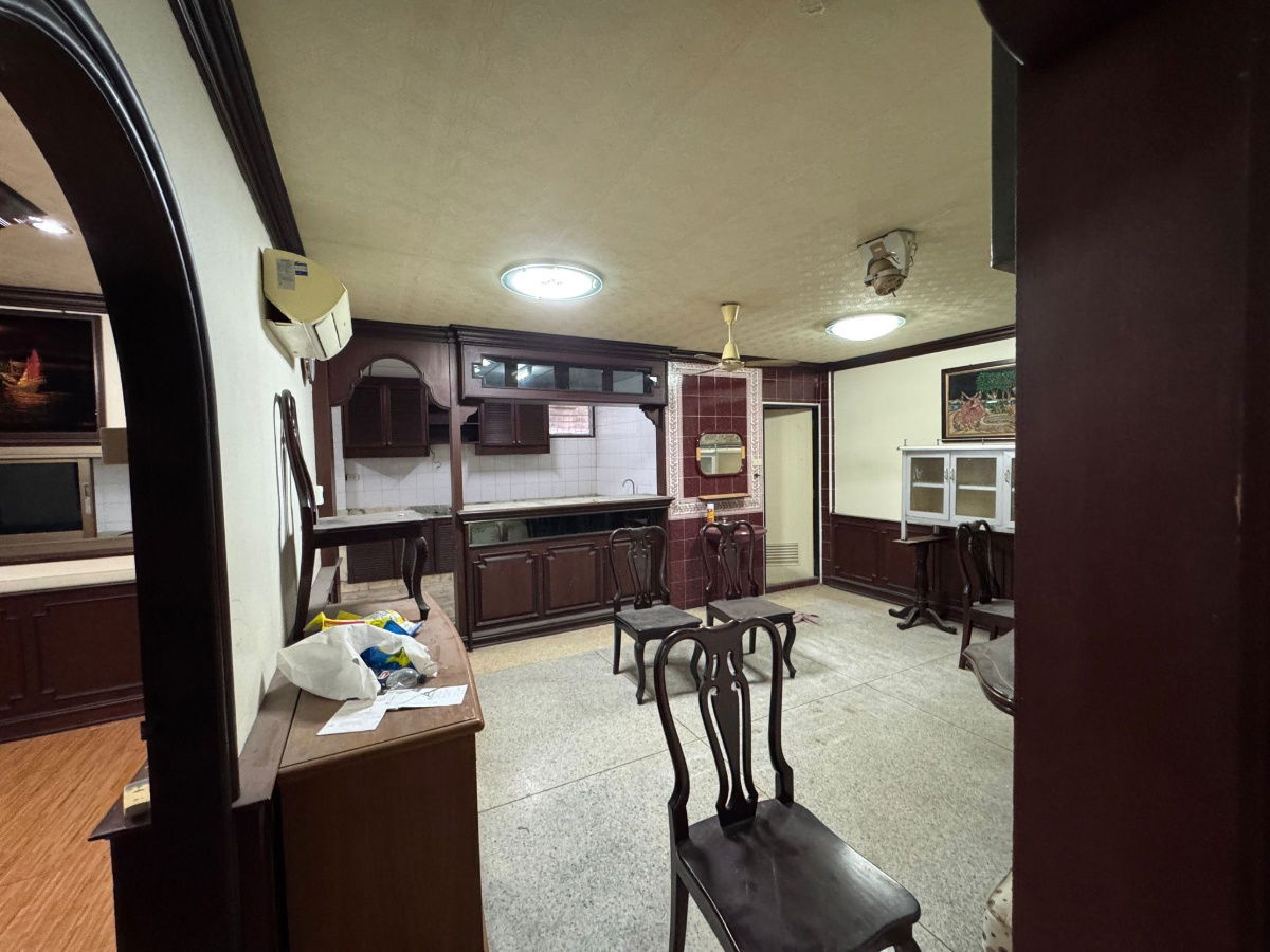 picture Best Price! 43.3 sq wah townhouse on Soi Petchkasem 3, near MRT Tha Phra. Large house and corner unit - 12/25