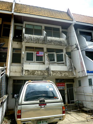 Townhouses for sale วิทยาลัยแพทย์ศาสตร์พระมงกุฎเกล้า : Sell Townhouse 20 sq.wah on Thoet Damri Road, Dusit, Bangkok