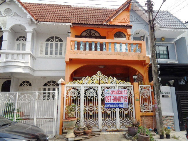 ขายทาวน์โฮม : 🚩ขายทาวน์เฮ้าส์ ต่อเติมระเบียง ในโครงการ เสนาวิลล่า 4 ซอยพระยาสุเรนทร์ 40 มีนบุรี