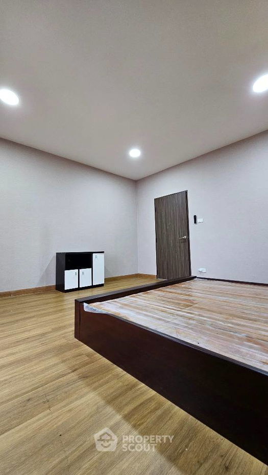 picture 2-BR Condo at Country Complex Bangna near BTS Bang Na (ID 1494065) - 10/16