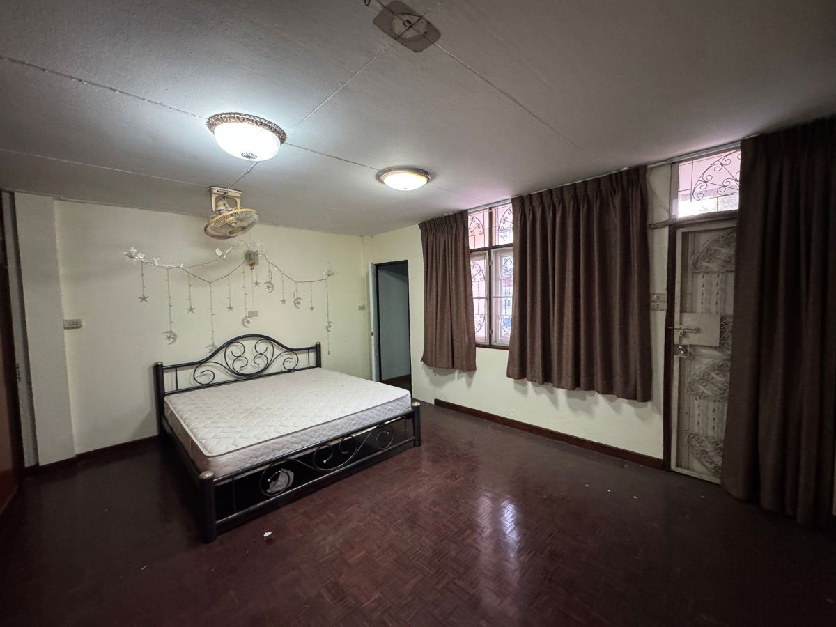 picture Best Price! 43.3 sq wah townhouse on Soi Petchkasem 3, near MRT Tha Phra.  - 14/25