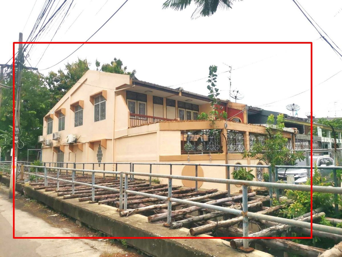 picture Best Price! 43.3 sq wah townhouse on Soi Petchkasem 3, near MRT Tha Phra.  - 1/25