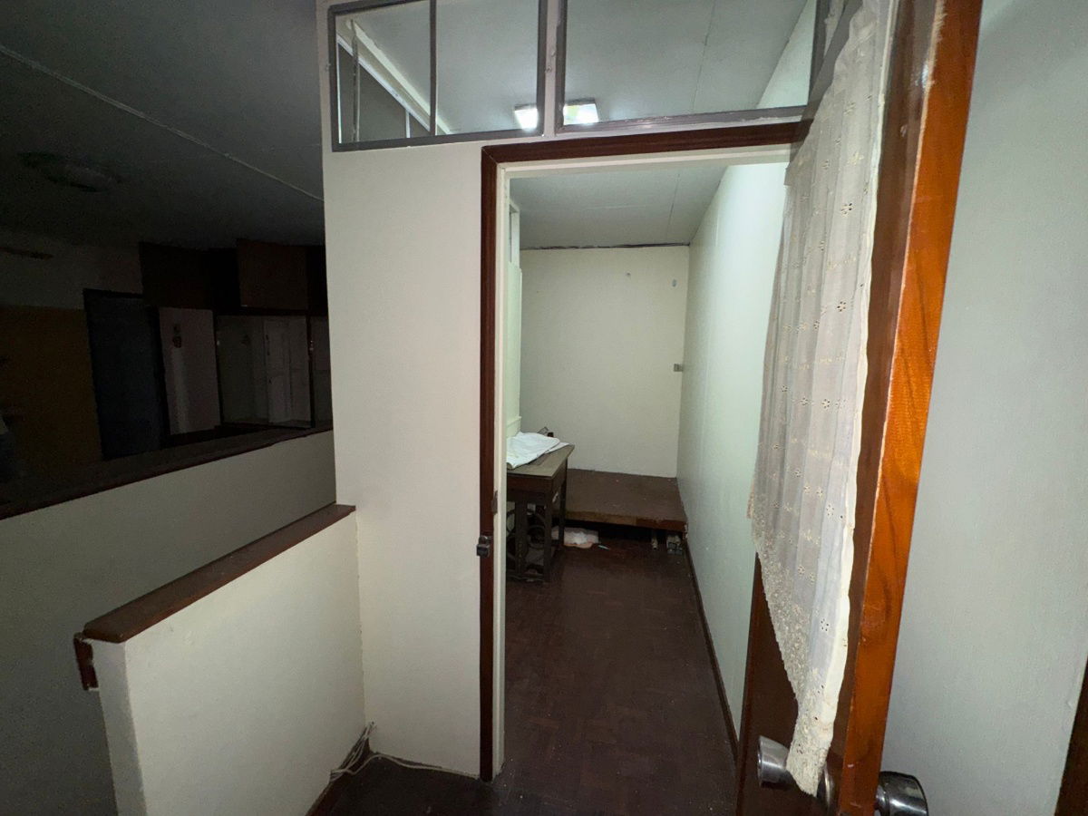 picture Best Price! 43.3 sq wah townhouse on Soi Petchkasem 3, near MRT Tha Phra. Large house and corner unit - 6/25