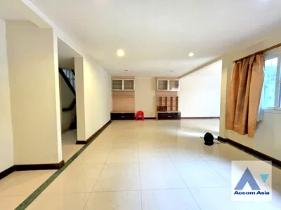 ทาวน์โฮม สวนเบญจกิติ : 🔼🔽 AccomA 📩  Thai-contemporary style home with both Western and Thai kitchens (AA29496)