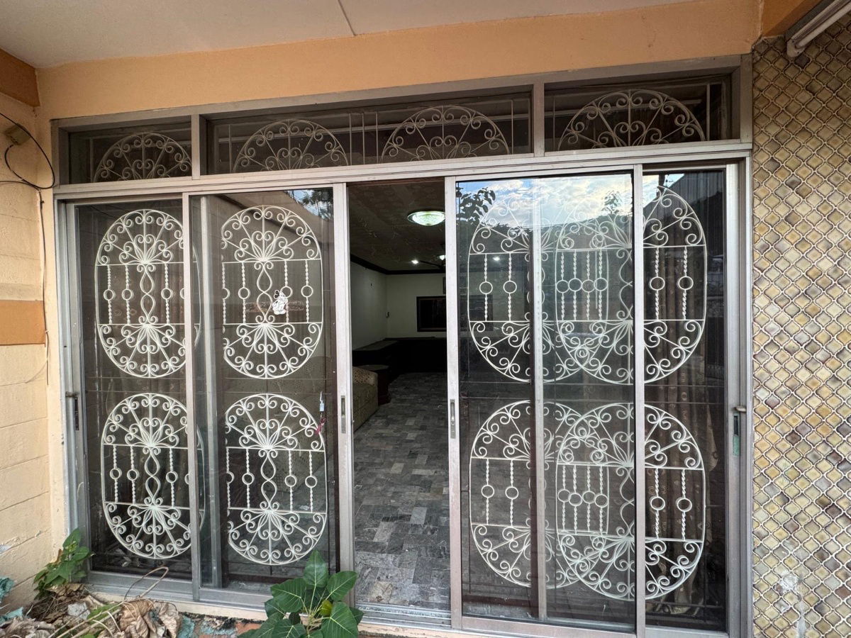 picture Best Price! 43.3 sq wah townhouse on Soi Petchkasem 3, near MRT Tha Phra.  - 25/25