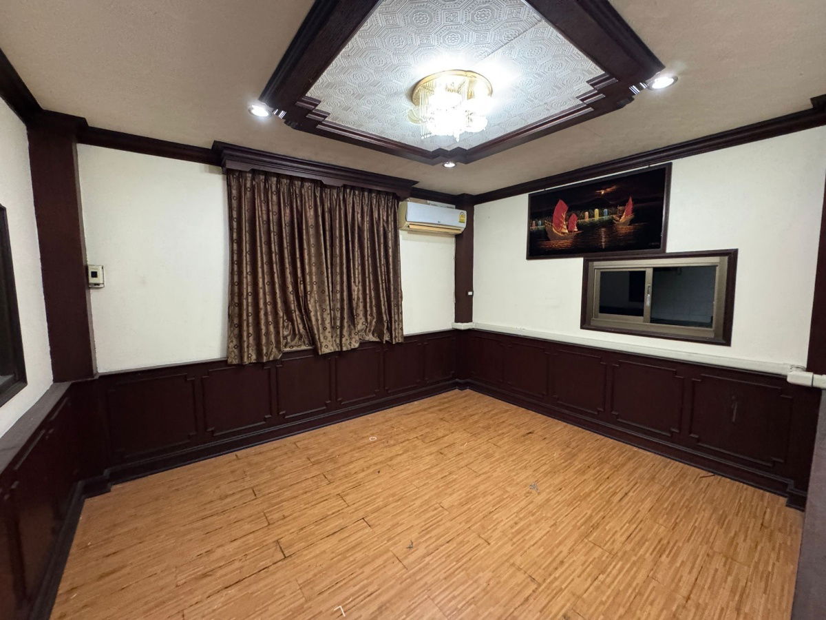 picture Best Price! 43.3 sq wah townhouse on Soi Petchkasem 3, near MRT Tha Phra. Large house and corner unit - 3/25