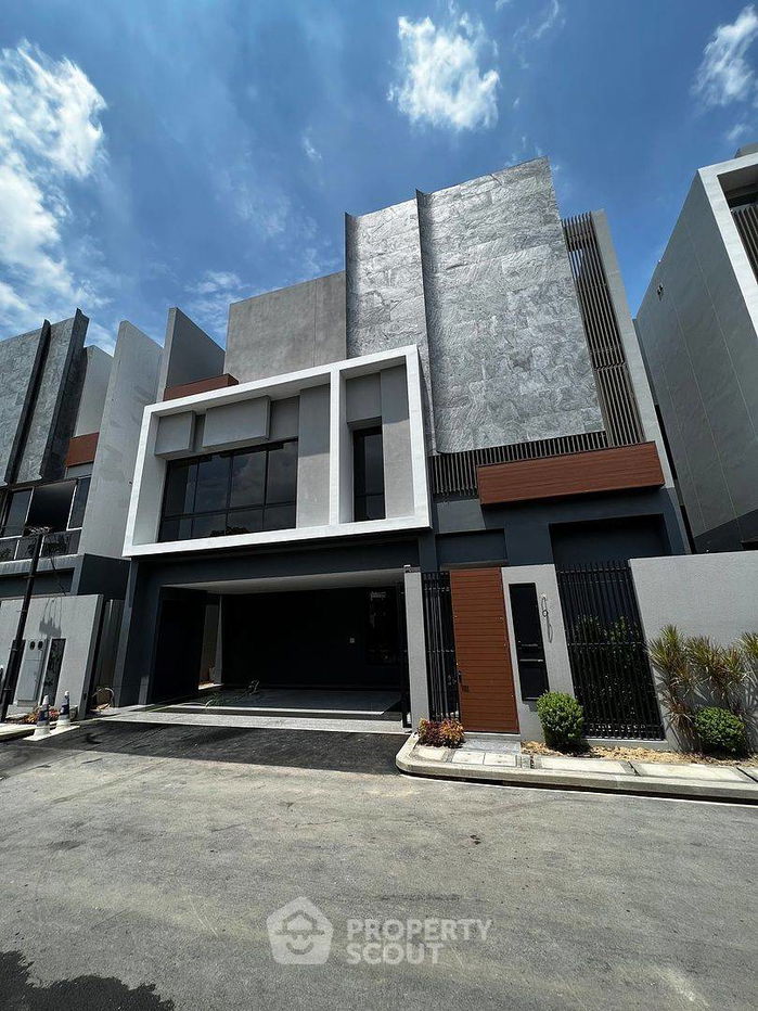 picture Luxurious 4 bed House near Wellington/Brighton Int’l Schools (ID 1325372) - 1/13